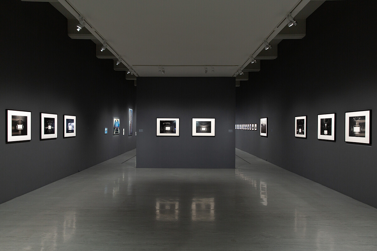 北美館「時代劇場：當代影像的複數演繹」展場入口照，臺北市立美術館提供