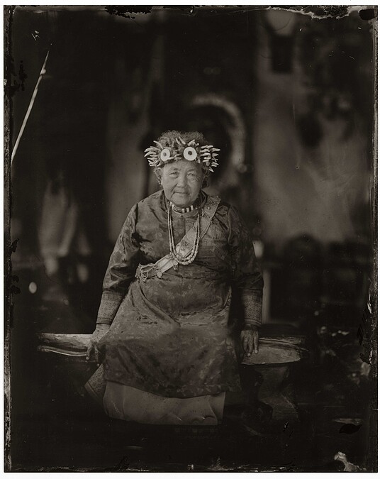 何經泰,《百年不斷的人神之約:排灣族五年祭》,2018,濕版攝影、基底材料鋁板,30 公分×36.4公分。圖像由藝術家提供