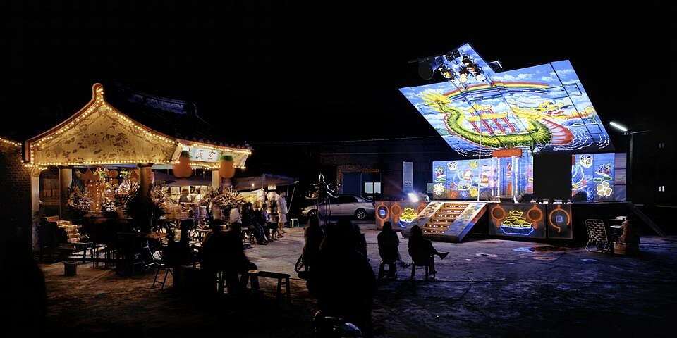 沈昭良,《台灣綜藝團》,2005-2023,藝術微噴、影片,尺寸依場地而定。圖像由藝術家提供。