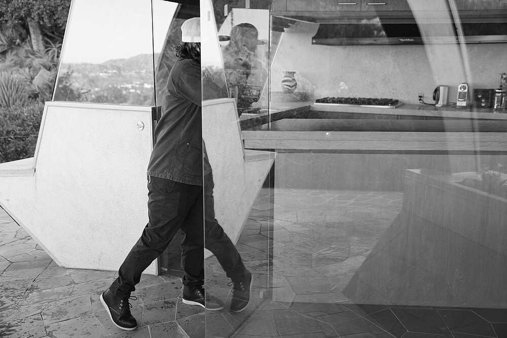 凱薩琳.歐佩,《現代主義者》,2017,影片,21分44秒。圖像由藝術家、洛杉磯Regen Projects畫廊及紐約、首爾、倫敦立木畫廊提供。