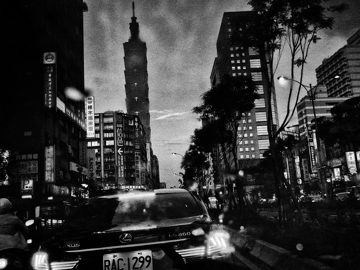 森山大道,《記錄:台灣》,2011、2014,數位輸出,100 公分×150公分。圖像由藝術家、 Akio Nagasawa及亞紀畫廊提供。