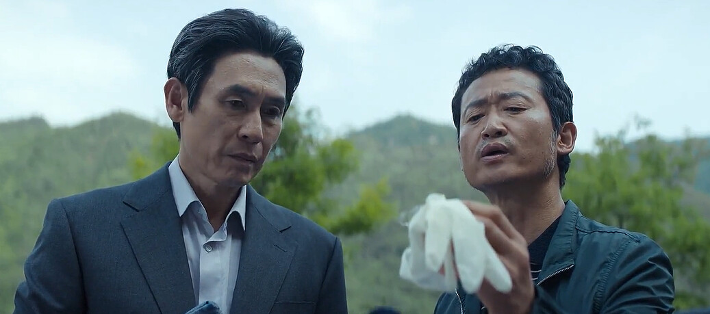 梁警監(右)柳承穆飾演