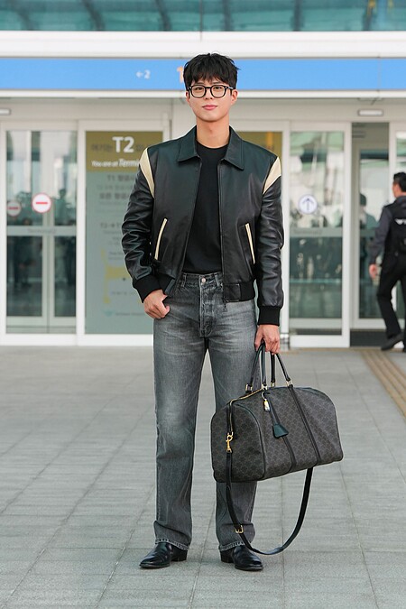 標誌印花牛皮革大型旅行袋，NT89,000。