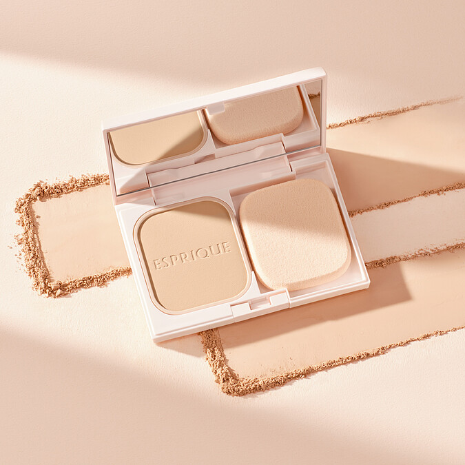 Kose丰靡美姬幻粧裸透零瑕持粧粉餅情境圖。