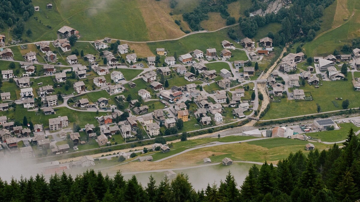 瑞士格勞賓登州沃爾斯小鎮鳥瞰視角