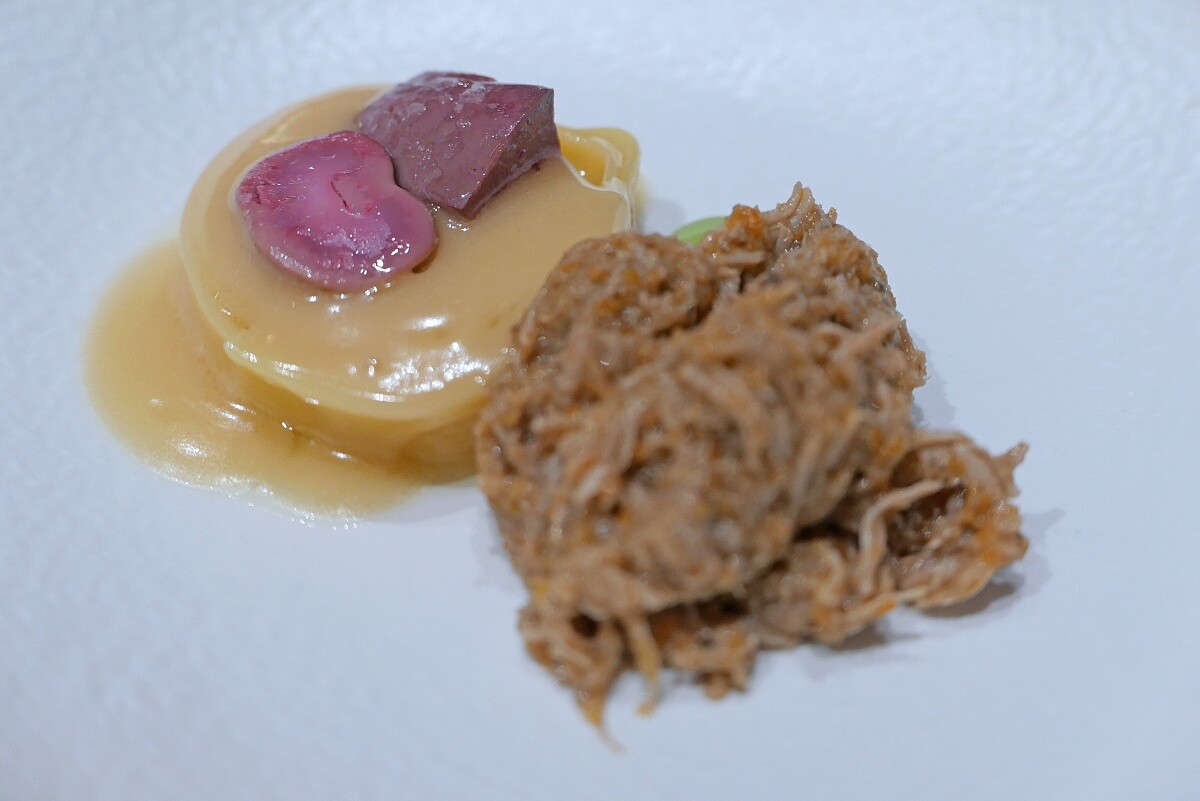 主菜「手工寬扁麵｜兔肉｜義式青醬」。