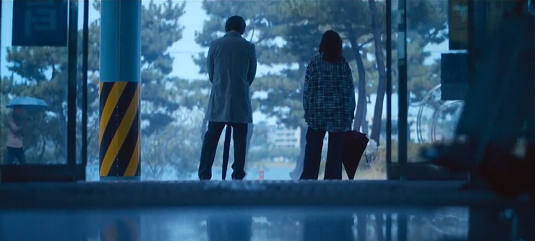 崔德熙與鄭世玉兩人在醫院門口相見，各自帶著傘像是拿了劍。鄭世玉最後喊話，告訴崔德熙曾是好老師但再也不要見了，便揚長而去。