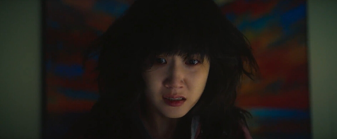 導演常用鏡頭語言，例如郵輪房間裡「火紅繪畫」暗示鄭世玉怒不可遏