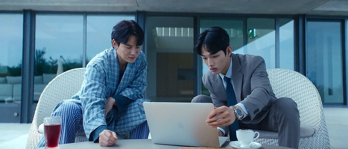 Alan金(左)喝的鮮紅果汁，預表是個狠角色