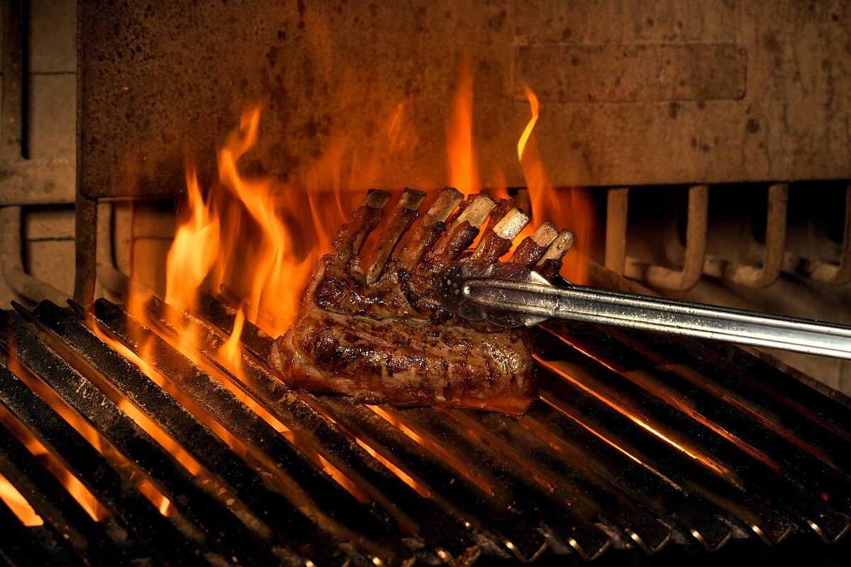 因應「國際牛肋排日」，推出「紐西蘭小牛帶骨肋排」。