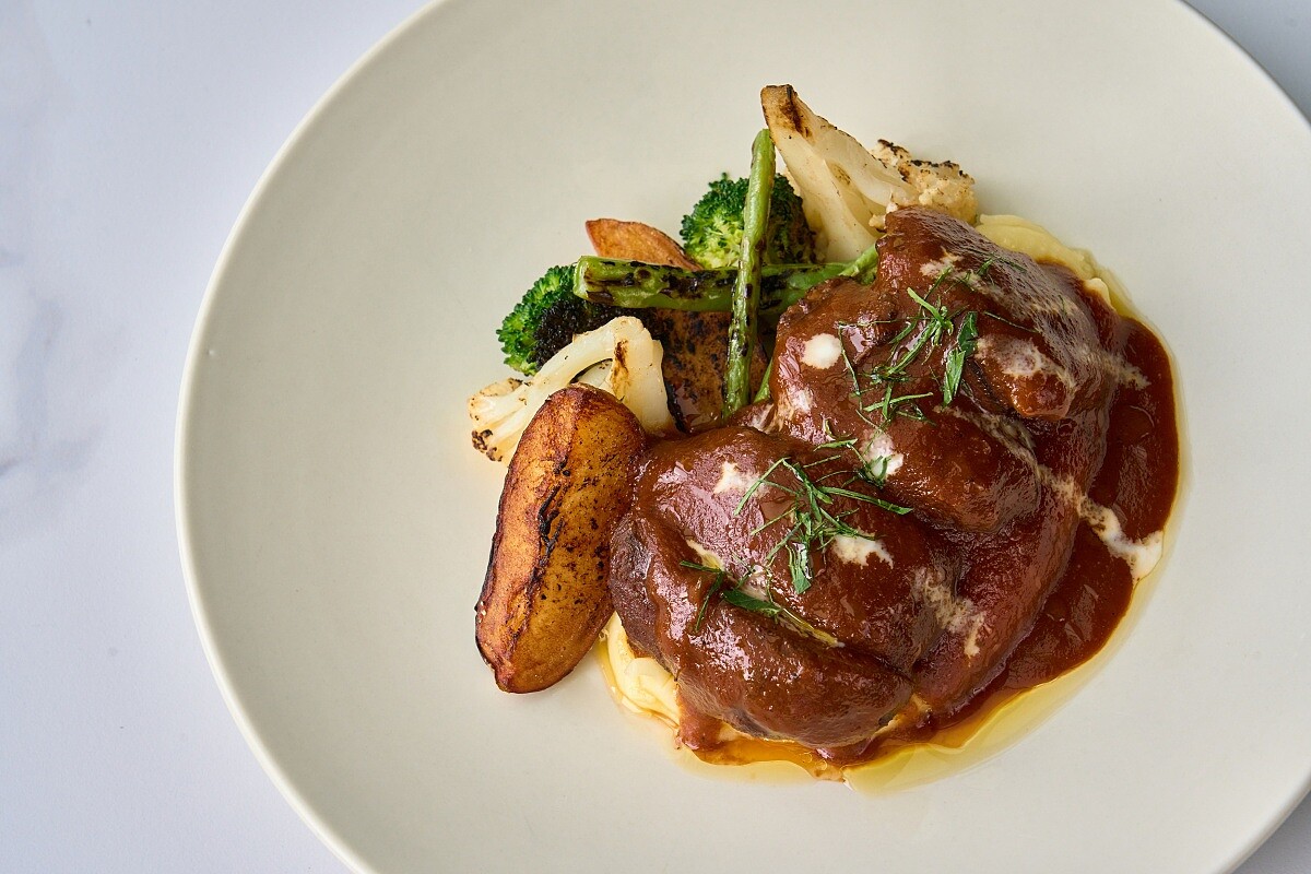 「燉煙燻豬頰肉」。