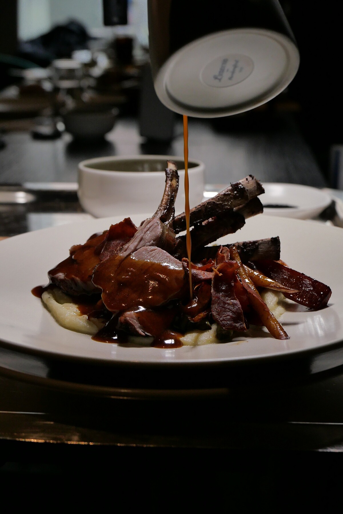 以55&deg;C舒肥兩小時後再炭火炙燒上色，外層焦香、內裡柔嫩多汁，搭配馬鈴薯泥與香炒時蔬，細節滿滿。