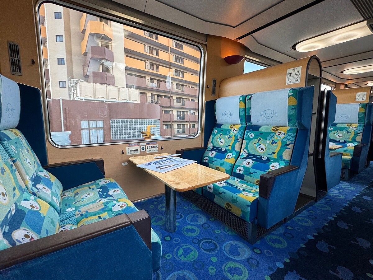 水水獺Liner共六節車廂,其中四人座的沙龍席是小家庭出遊首選。