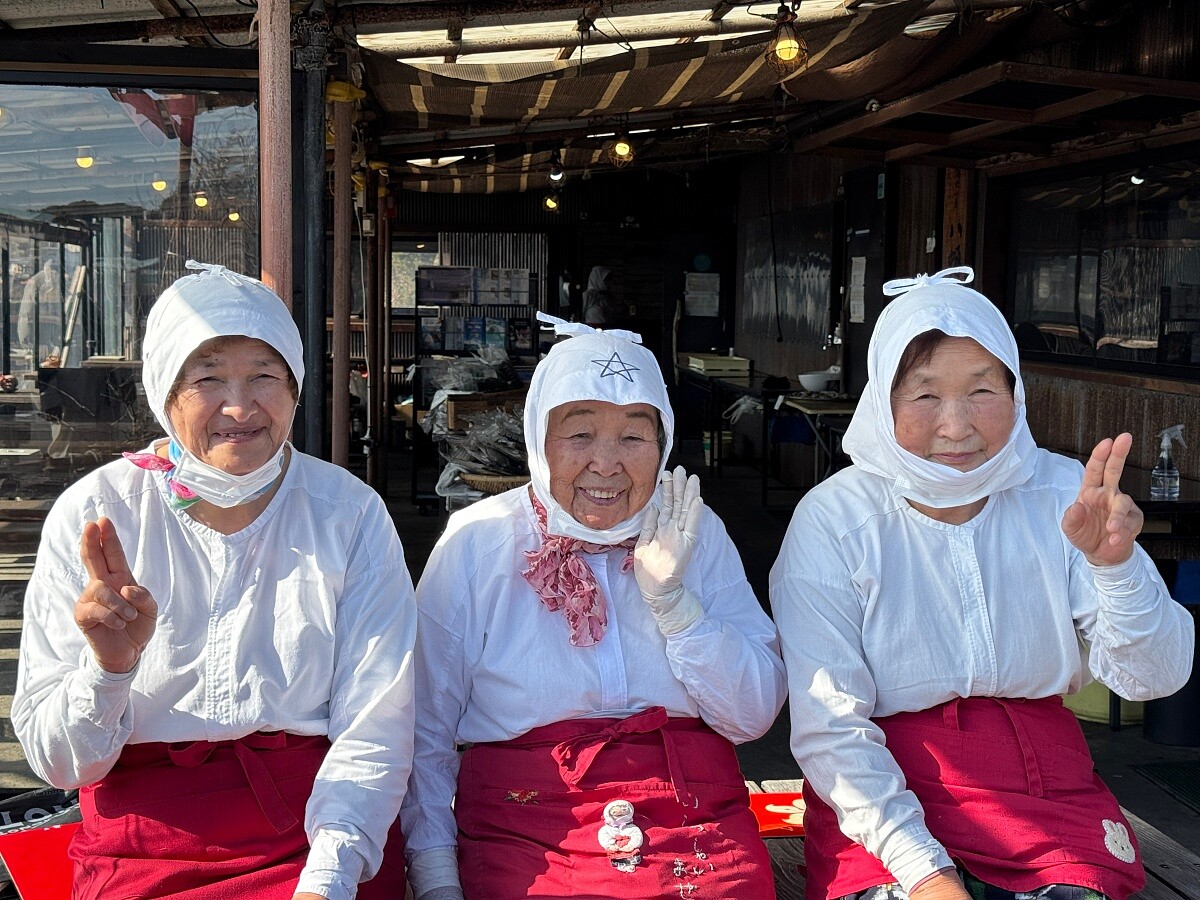 「海女」以自由潛水方式徒手撈捕漁貨,泛見日、韓等某些沿海地區,這個職業因風險較高,現少有年輕人願意接棒從事。
