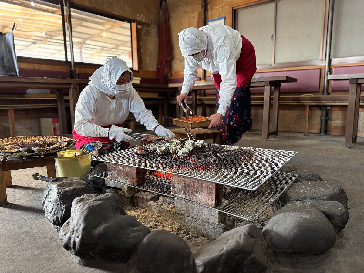 在不同時節來海女小屋品嚐當季特產,每的10到4月是龍蝦產季,夏天則是海參當道的季節。