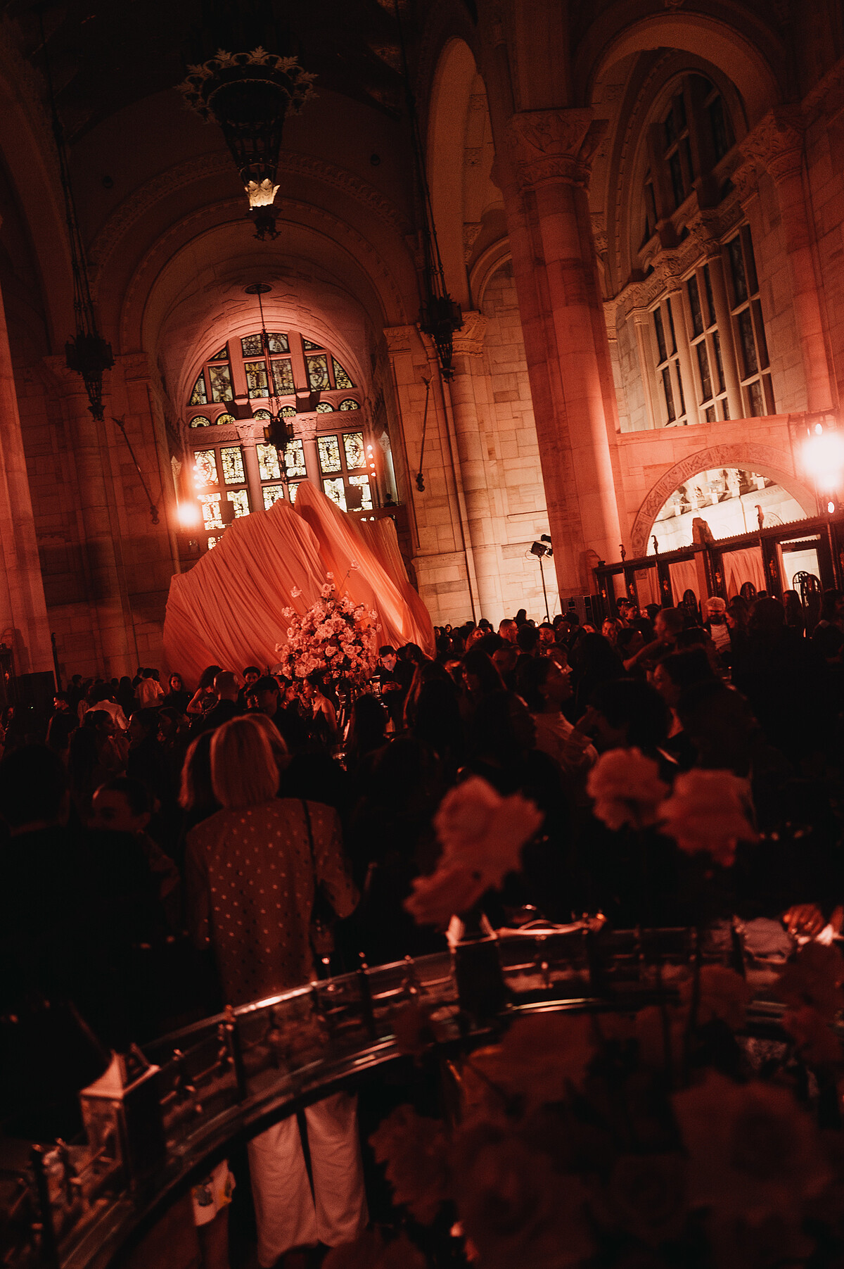 賓客們如置身一場超現實的春日童話之中,穿梭於花影交錯的空間裡,品嘗玫瑰特調雞尾酒、香檳塔如流水般綻放,香氣與泡沫彷彿也在低語著設計中的細節與靈魂。