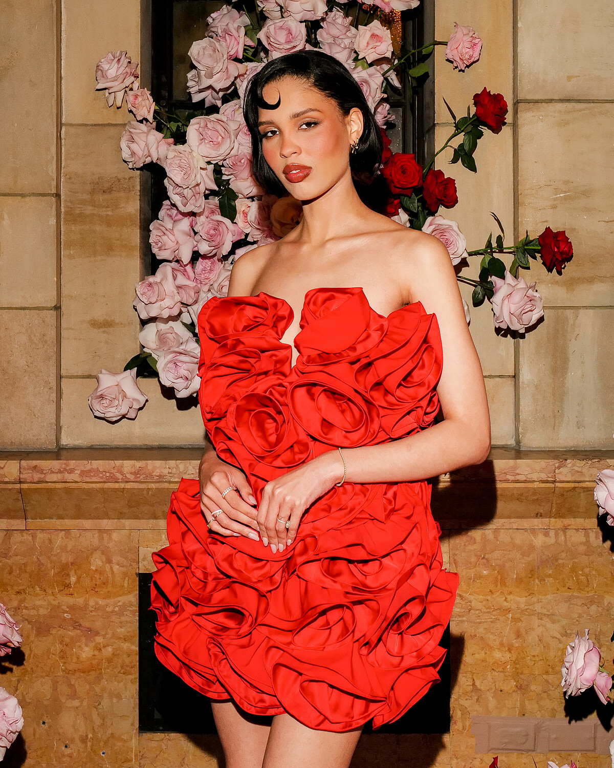 社群網紅換上最新玫瑰洋裝的Nara Smith今晚閃亮動人。