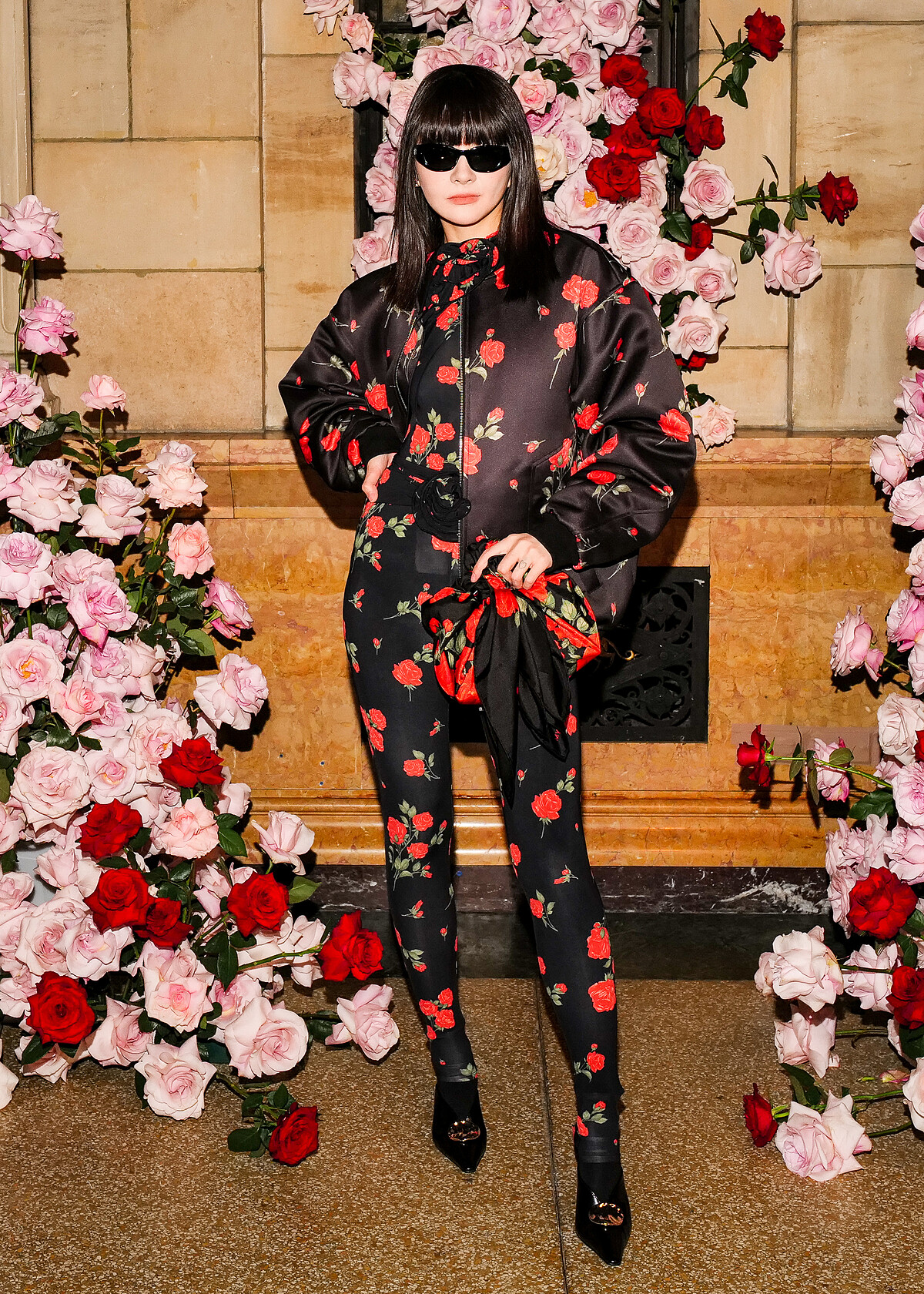 亞洲時尚博主Fil小白一身玫瑰紅造型,充滿力量與氣勢。