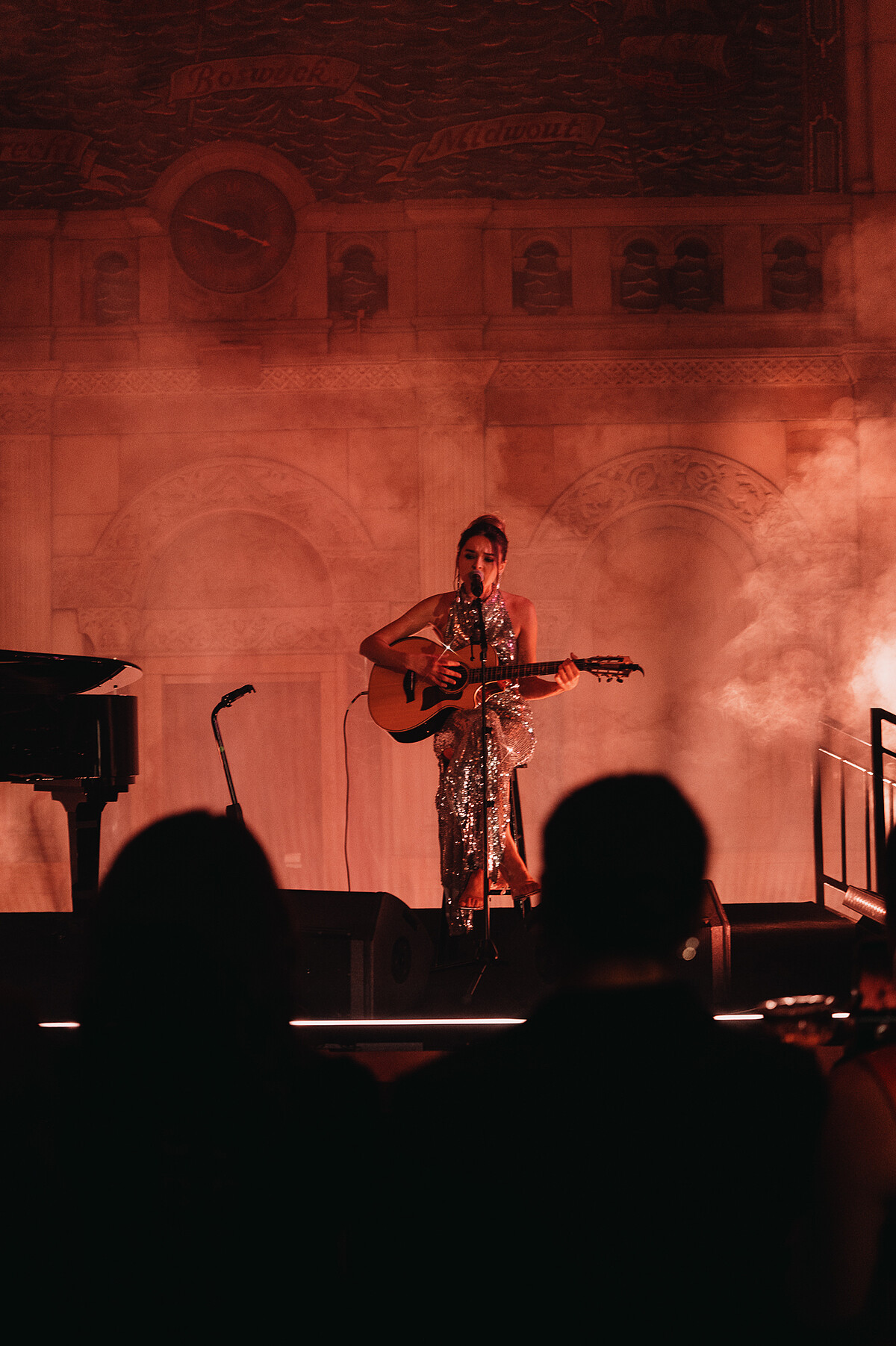 美國新稅歌手Charlotte Lawrence以空靈嗓音帶來精彩的歌曲表演。