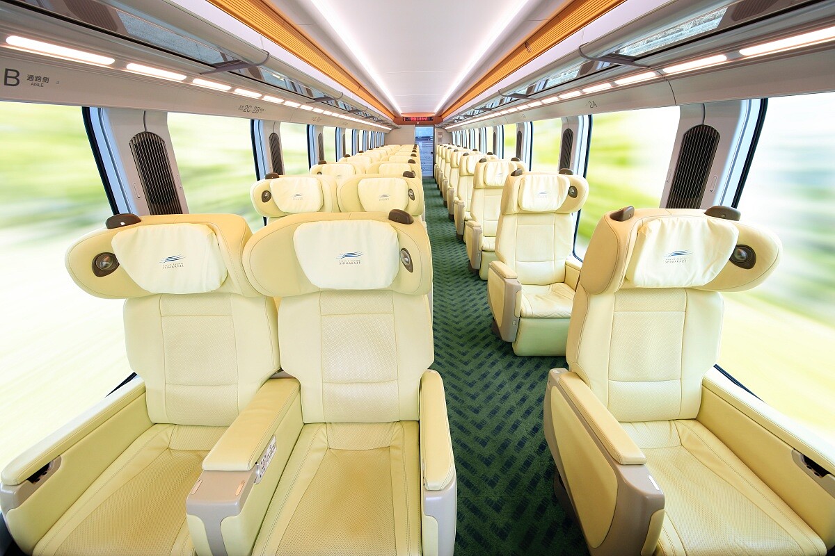 SHIMAKAZE島風號座椅使用柔軟真皮，採並排三個座位(2+1)的配置，空間寬裕並講究舒適性。