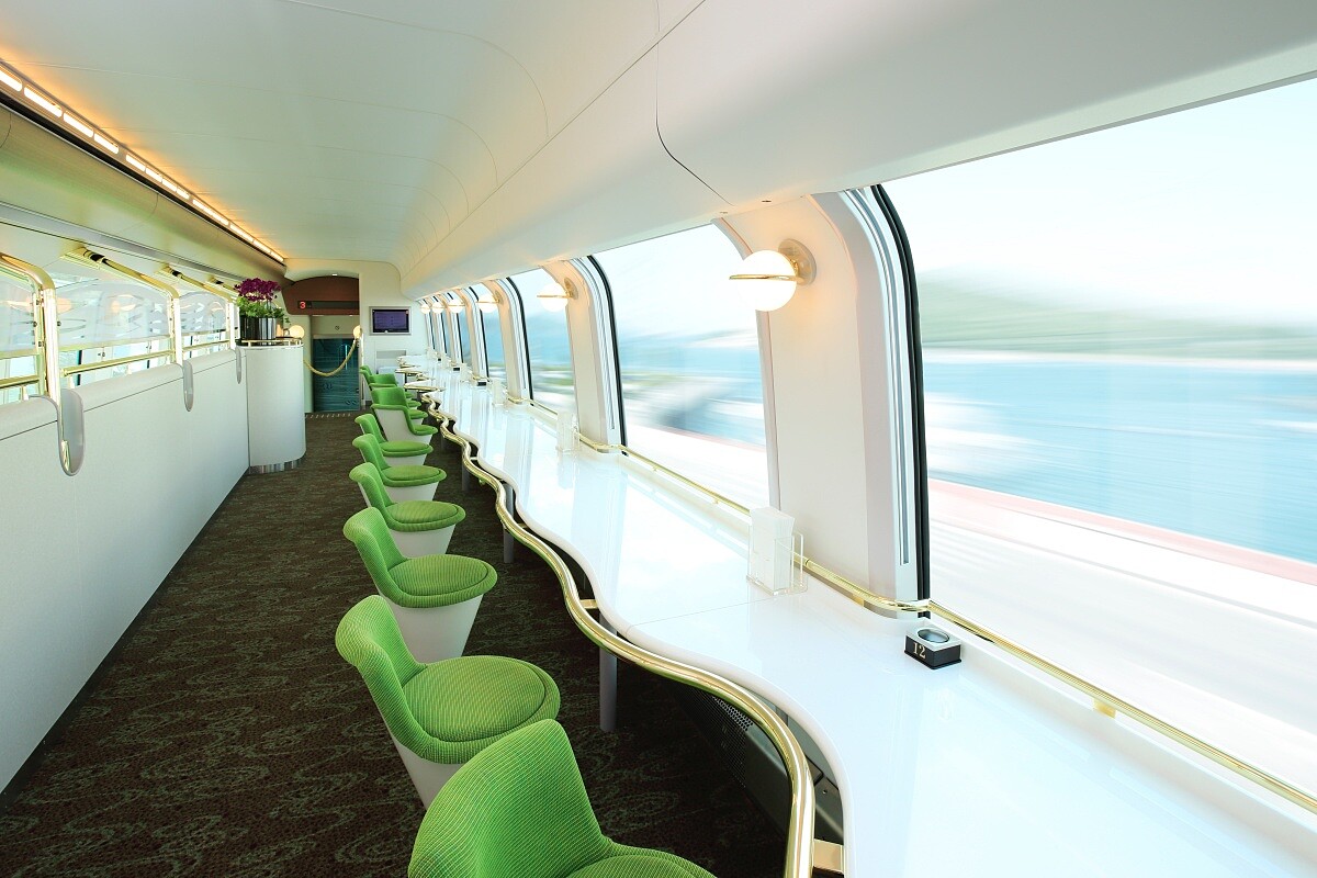 咖啡廳車廂餐桌的波浪型設計，讓你在沙灘的浪漫氛圍中享用美味蛋糕與餐點。