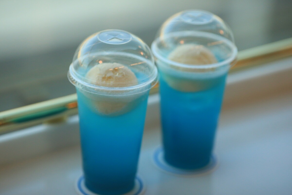 點一杯湛藍色的漂浮冰淇淋特調，向即將抵達的大海致敬。