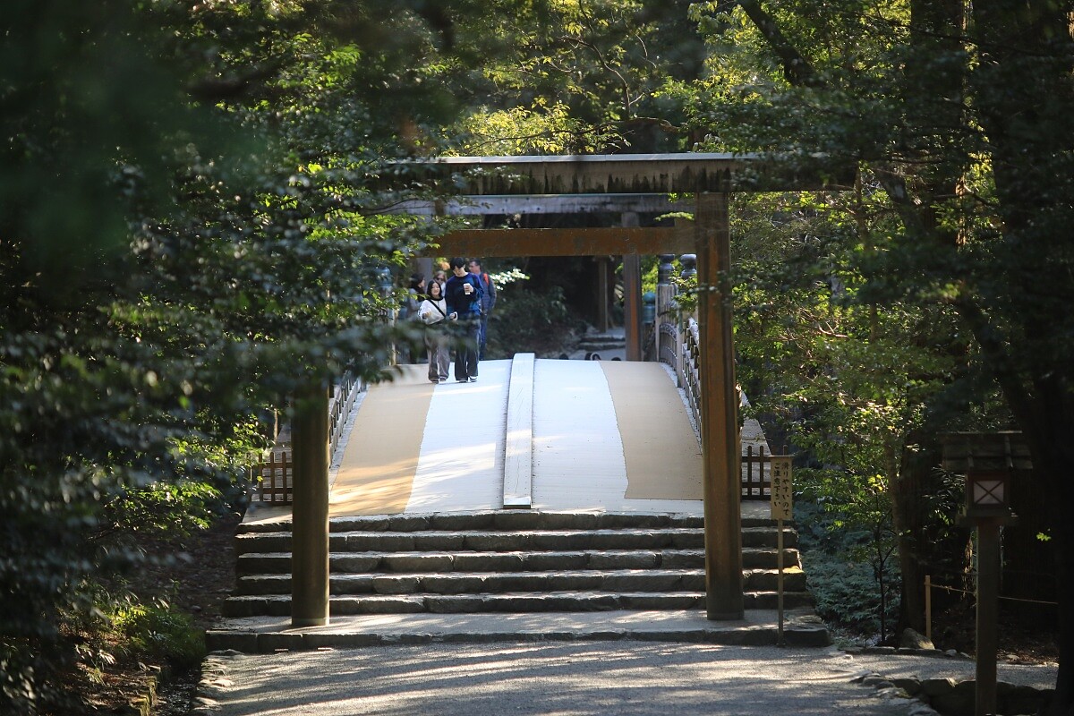 伊勢神宮的正式名稱為「神宮」，由供奉天照大御神的皇大神宮（內宮）以及供奉豊受大御神的豊受大神宮（外宮）為主的125座神社所構成，其面積幾乎相當於法國巴黎市中心。在此一年內舉行約1,500場祭典，祈求皇室繁榮、國民平安及五穀豐收。