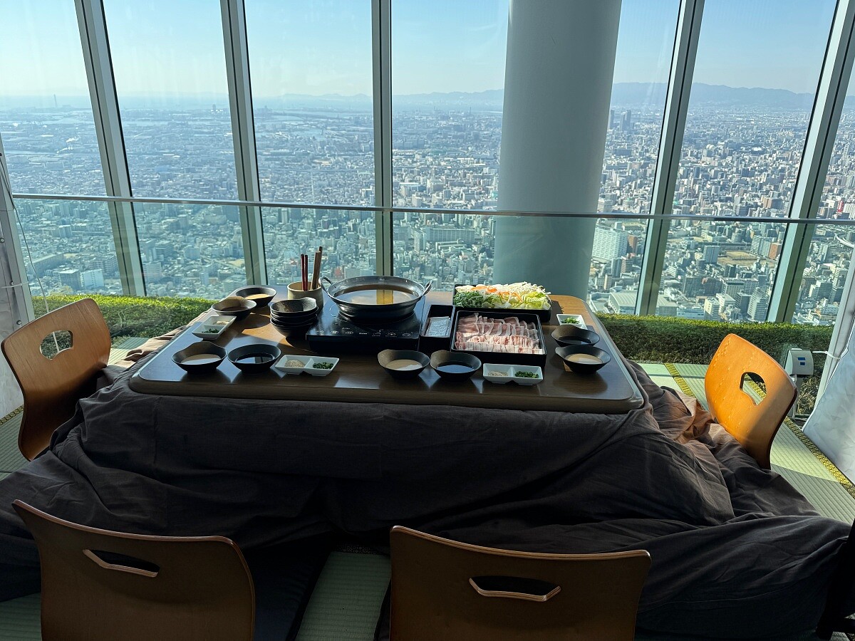 在阿倍野HARUKAS 58樓邊吃涮涮鍋邊眺望無敵市容。