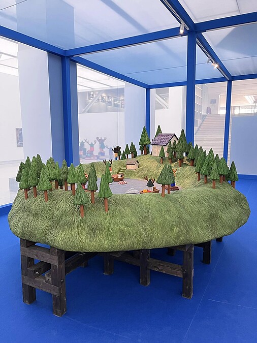 參考日本傳統寺廟構造的桐木底座,Melody TU 採訪拍攝。