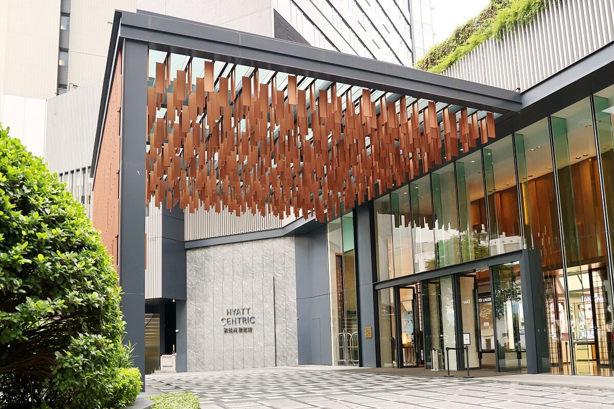 「香港維港凱悅尚萃酒店」大門氣勢十足。