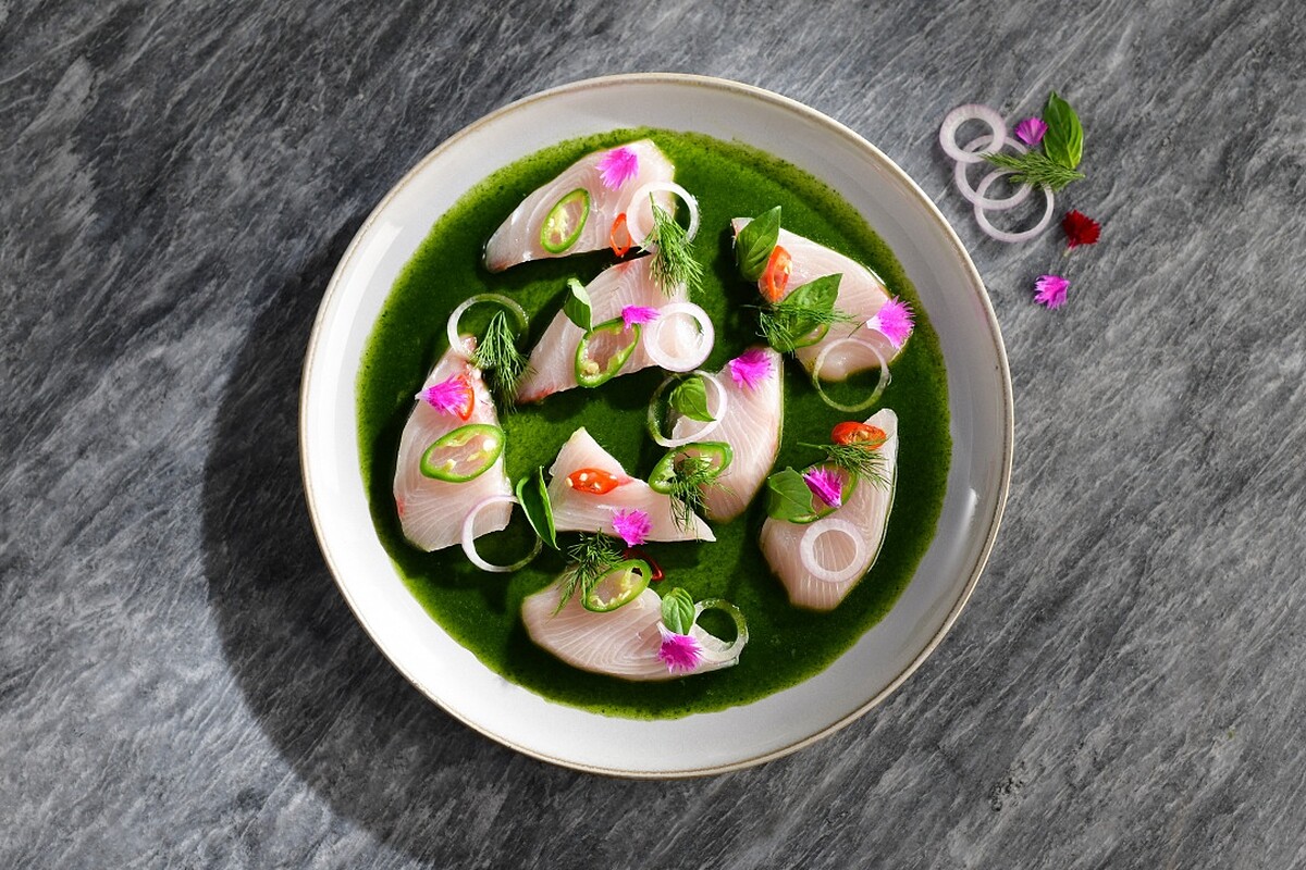 厚切鰤魚刺身佐以青檸香草汁搭配青紅辣椒。