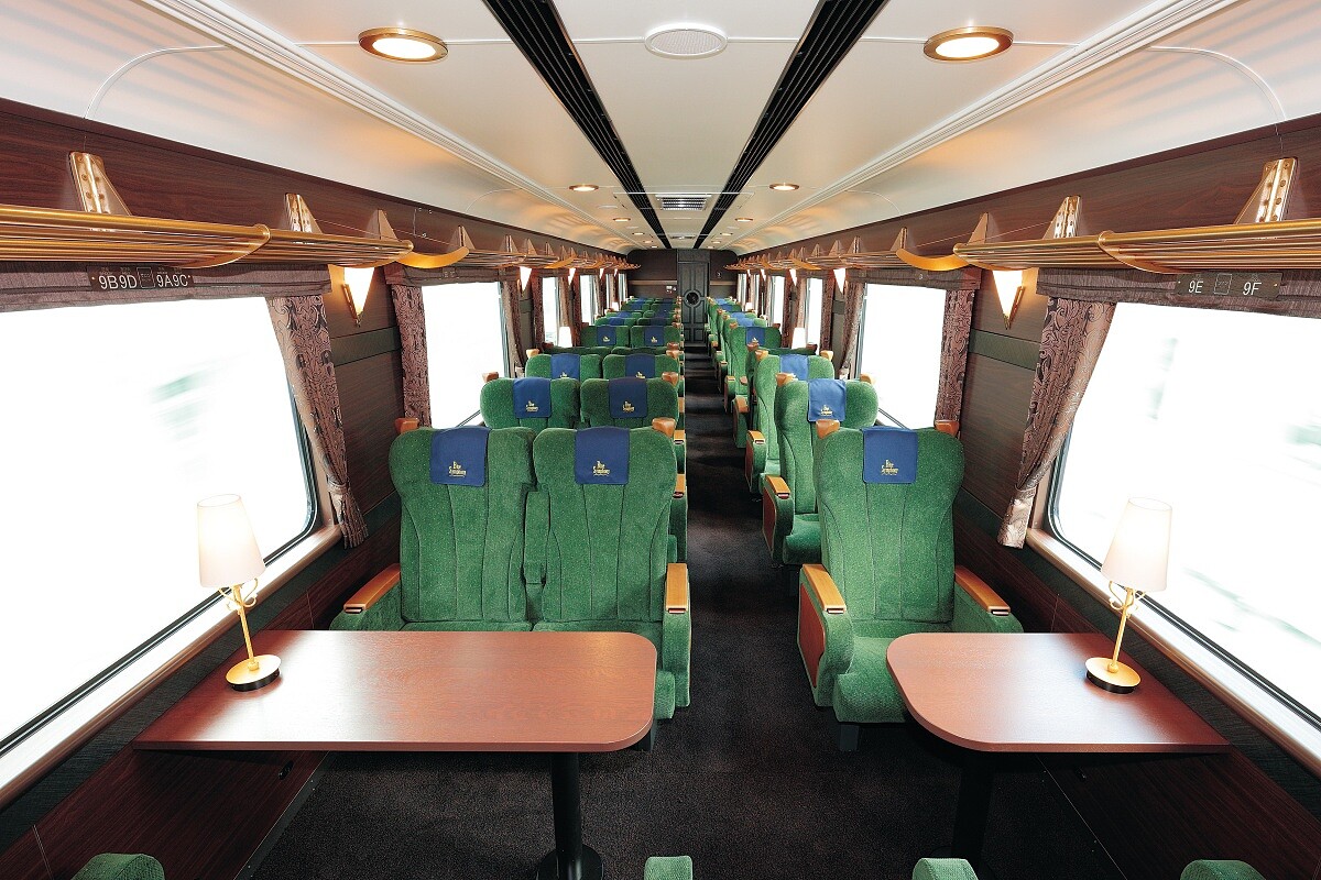 青の交響曲觀光列車內部座椅、地毯、窗簾均選用質感素材，瀰漫歐陸復古奢華風。