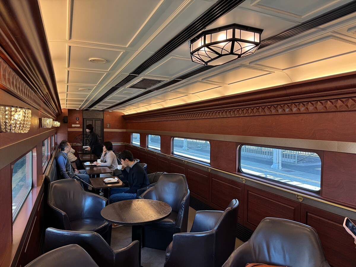 位於2號車的休息車廂，以飯店酒吧為形象的室內裝潢，營造出成熟氛圍。