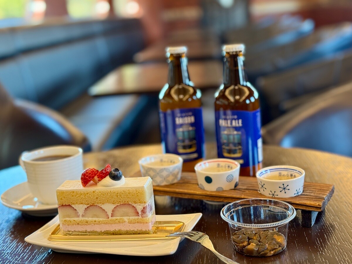 休息車廂內販售選自當地材料和特色的甜點、葡萄或地方酒。