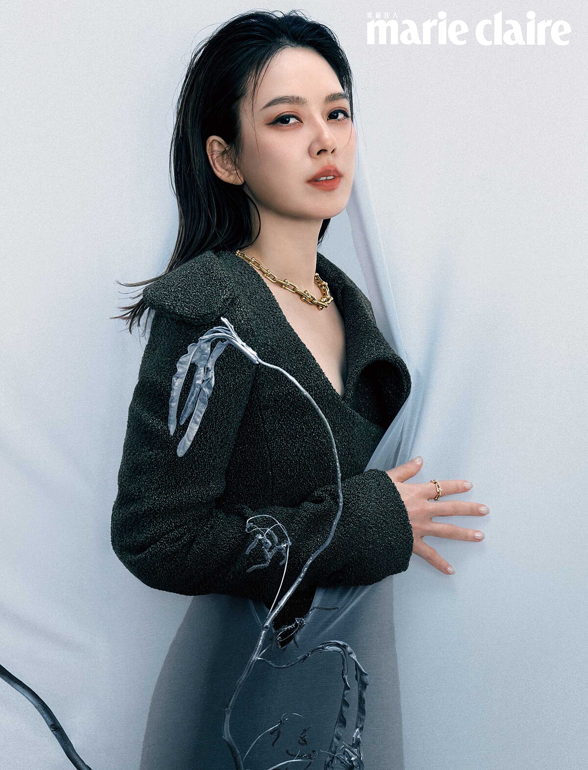 Tiffany HardWear 18K金鏈結設計項鍊、Tiffany HardWear 18K金鏈結設計鑲鑽戒指，both by Tiffany & Co.；橄欖沙色毛呢連身洋裝，Ferragamo。