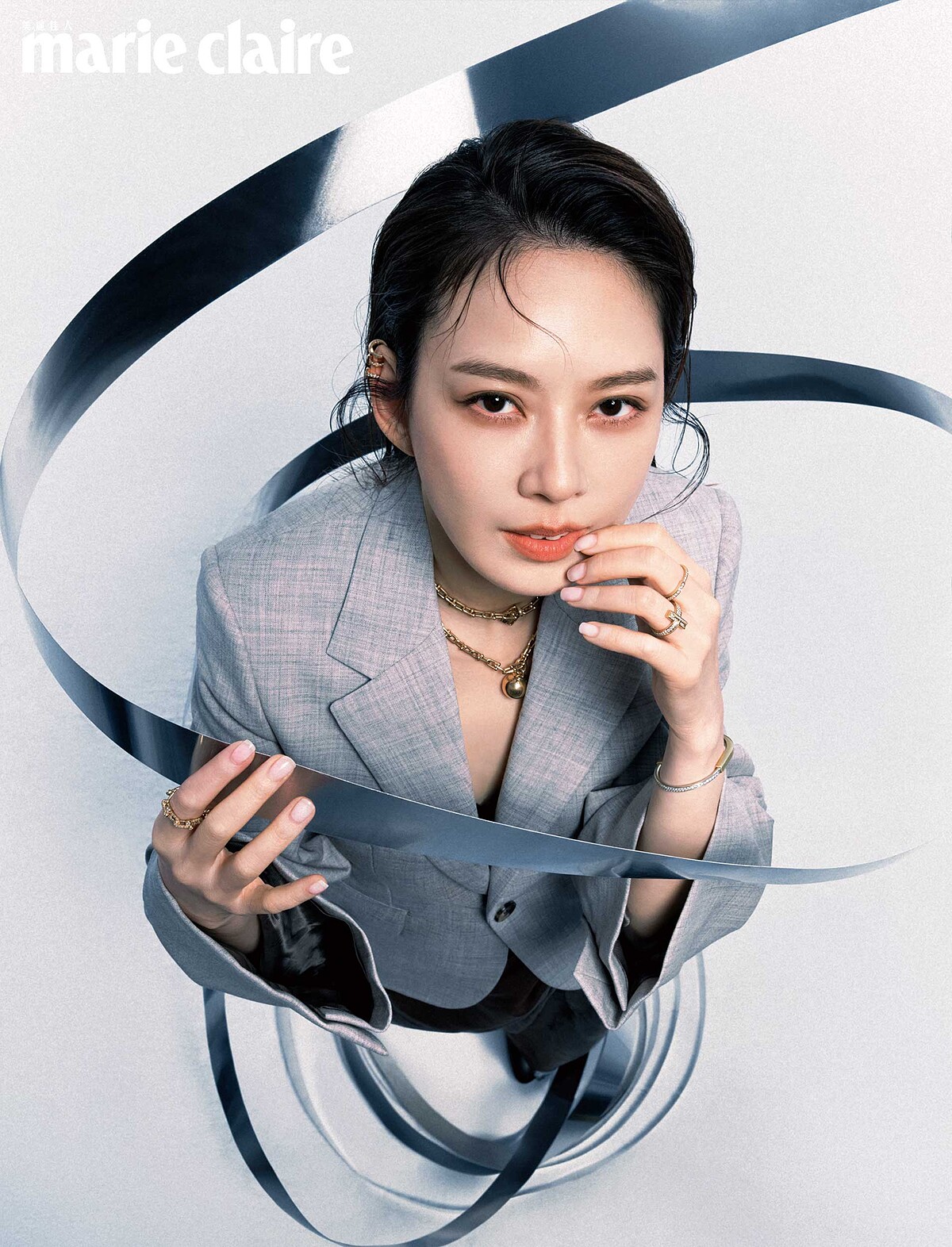 Tiffany HardWear 18K金鏈結設計項鍊，Tiffany & Co.；橄欖沙色毛呢連身洋裝，Ferragamo。