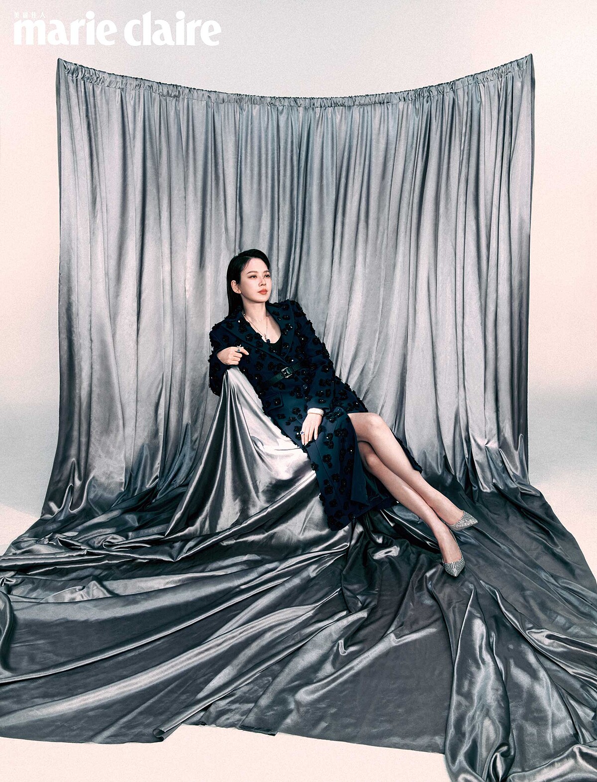 Jean Schlumberger by Tiffany高級珠寶系列鉑金及18K黃金鑲嵌坦桑石、鑽石及粉色藍寶石石上鳥鏈墜、Tiffany & Co. Schlumberger&reg; Stitches 鉑金及18K黃金鑲嵌鑽石手環、Jean Schlumberger by Tiffany高級珠寶系列鉑金與18K黃金鑲嵌未經優化處理的藍寶石及鑽石石上鳥戒指、Jean Schlumberger by Tiffany高級珠寶蝴蝶造型系列鉑金與18K黃金鑲嵌未經優化處理的藍寶石及鑽石戒指，all by Tiffany & Co.；藍色繁花大衣、黑色皮帶，both by Michael Kors；銀色鑲鑽高跟鞋，Rene Caovilla。