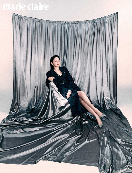 Jean Schlumberger by Tiffany高級珠寶系列鉑金及18K黃金鑲嵌坦桑石、鑽石及粉色藍寶石石上鳥鏈墜、Tiffany & Co. Schlumberger® Stitches 鉑金及18K黃金鑲嵌鑽石手環、Jean Schlumberger by Tiffany高級珠寶系列鉑金與18K黃金鑲嵌未經優化處理的藍寶石及鑽石石上鳥戒指、Jean Schlumberger by Tiffany高級珠寶蝴蝶造型系列鉑金與18K黃金鑲嵌未經優化處理的藍寶石及鑽石戒指,all by Tiffany & Co.;藍色繁花大衣、黑色皮帶,both by Michael Kors;銀色鑲鑽高跟鞋,Rene Caovilla。