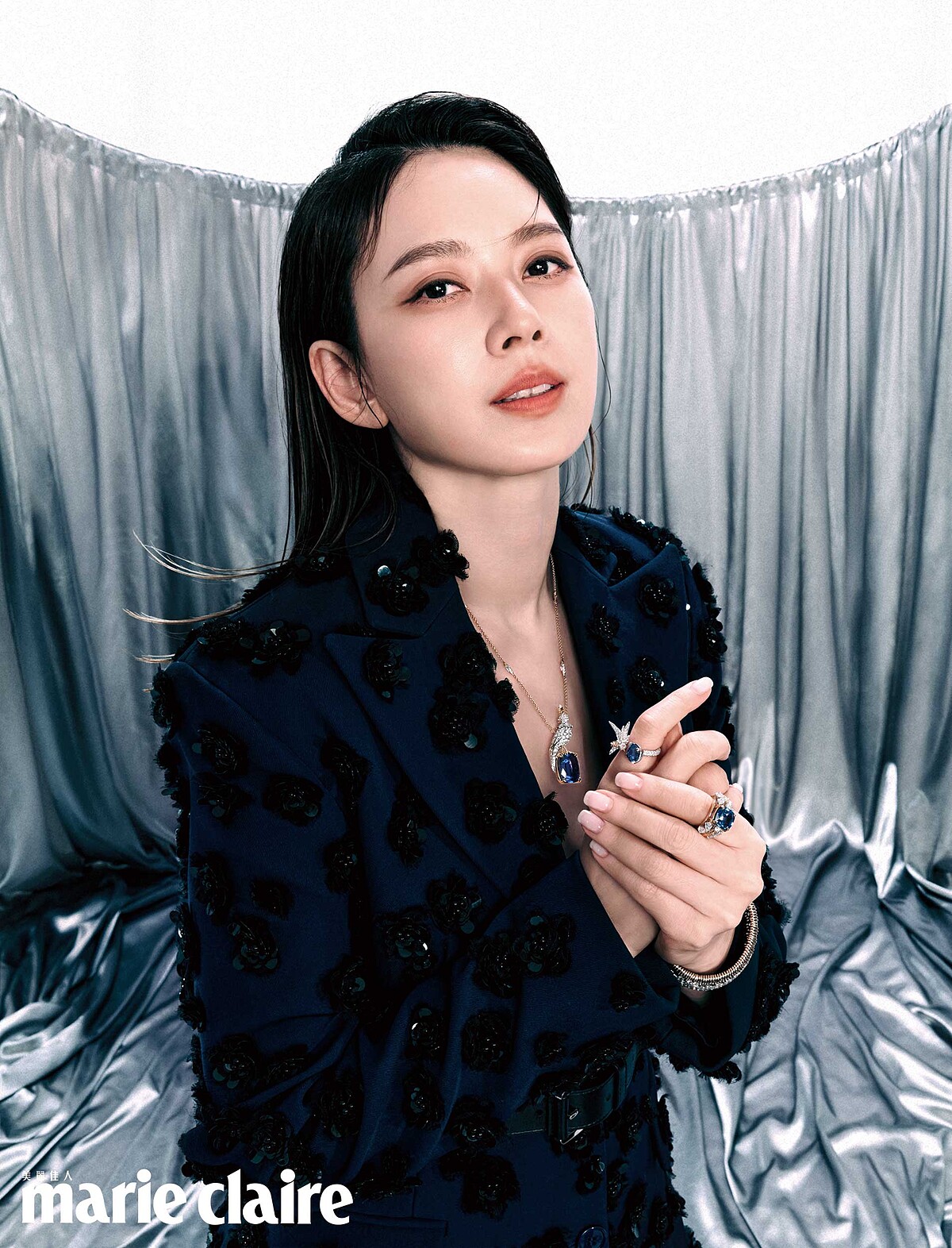 Jean Schlumberger by Tiffany高級珠寶系列鉑金及18K黃金鑲嵌坦桑石、鑽石及粉色藍寶石石上鳥鏈墜、Tiffany & Co. Schlumberger&reg; Stitches 鉑金及18K黃金鑲嵌鑽石手環、Jean Schlumberger by Tiffany高級珠寶系列鉑金與18K黃金鑲嵌未經優化處理的藍寶石及鑽石石上鳥戒指、Jean Schlumberger by Tiffany高級珠寶蝴蝶造型系列鉑金與18K黃金鑲嵌未經優化處理的藍寶石及鑽石戒指，all by Tiffany & Co.；藍色繁花大衣，Michael Kors。