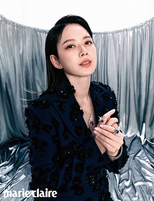 Jean Schlumberger by Tiffany高級珠寶系列鉑金及18K黃金鑲嵌坦桑石、鑽石及粉色藍寶石石上鳥鏈墜、Tiffany & Co. Schlumberger® Stitches 鉑金及18K黃金鑲嵌鑽石手環、Jean Schlumberger by Tiffany高級珠寶系列鉑金與18K黃金鑲嵌未經優化處理的藍寶石及鑽石石上鳥戒指、Jean Schlumberger by Tiffany高級珠寶蝴蝶造型系列鉑金與18K黃金鑲嵌未經優化處理的藍寶石及鑽石戒指,all by Tiffany & Co.;藍色繁花大衣,Michael Kors。