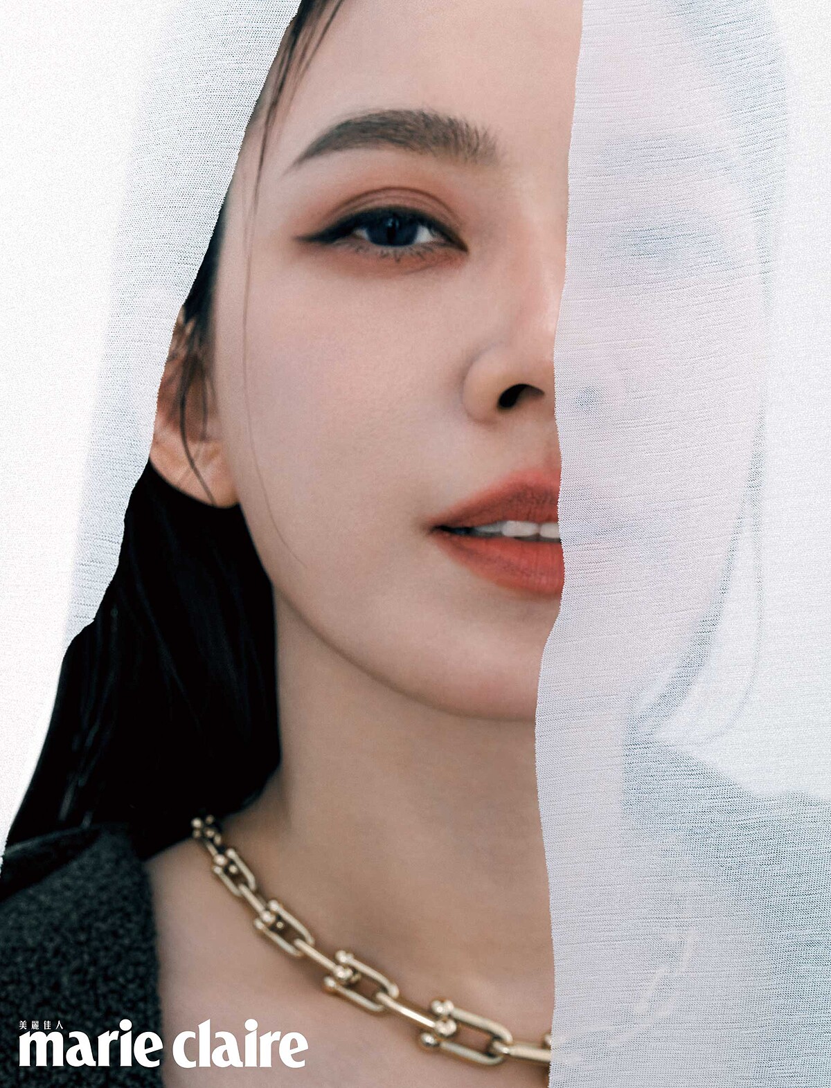 Tiffany HardWear 18K金鏈結設計項鍊，Tiffany & Co.；橄欖沙色毛呢連身洋裝，Ferragamo。