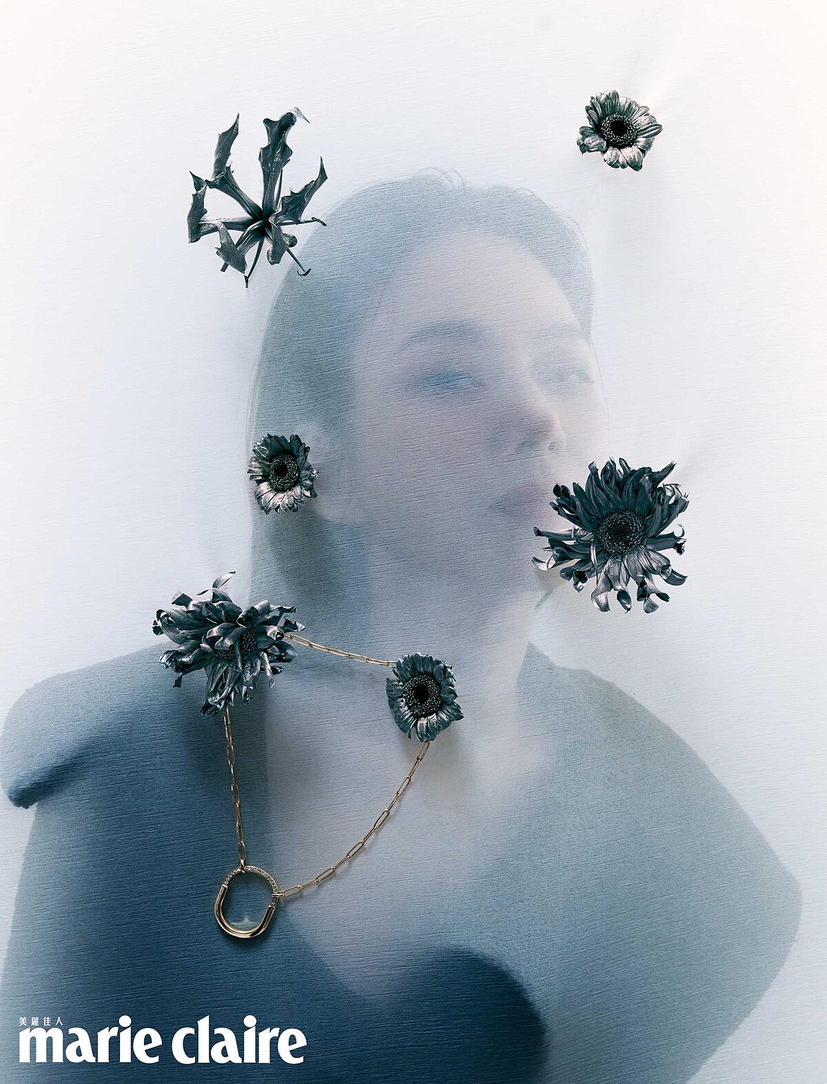 Tiffany Lock 18K金鑲鑽項鍊大型款，Tiffany & Co.；橄欖沙色毛呢連身洋裝，Ferragamo。