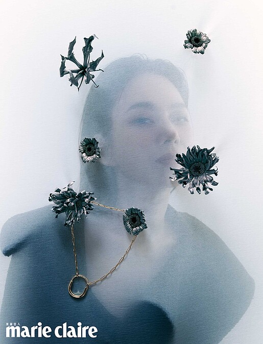 Tiffany Lock 18K金鑲鑽項鍊大型款,Tiffany & Co.;橄欖沙色毛呢連身洋裝,Ferragamo。