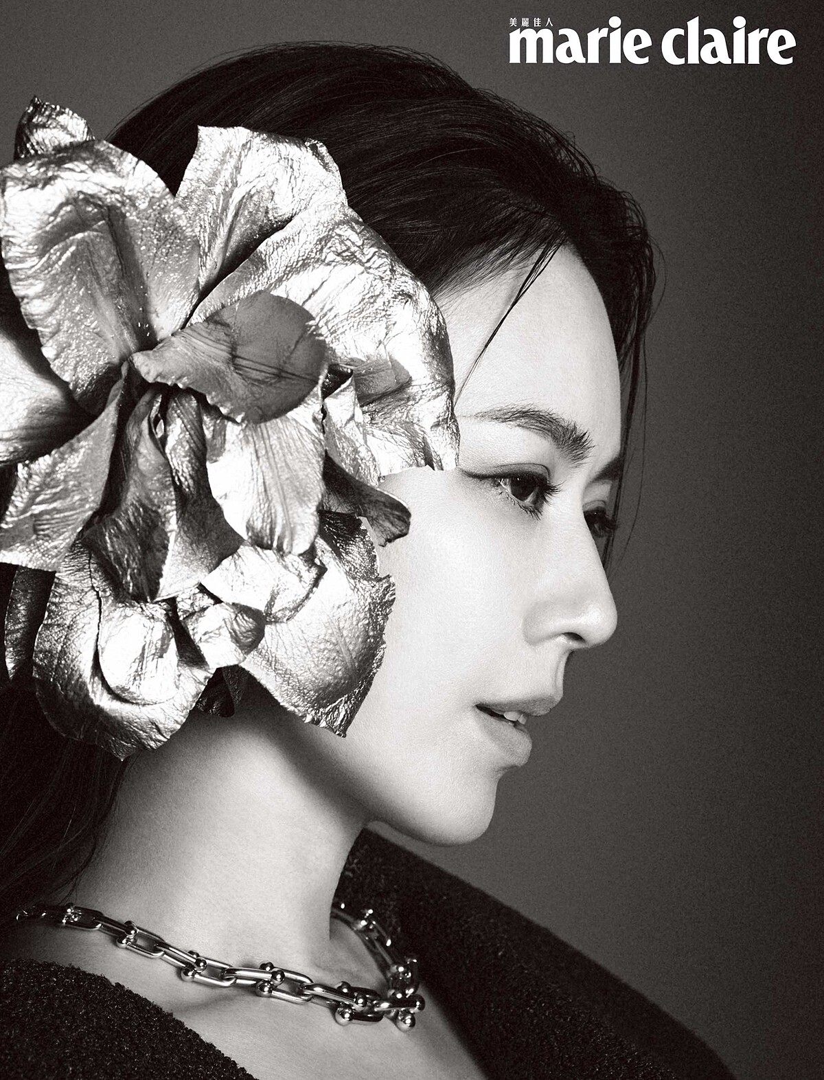 Tiffany HardWear 18K金鏈結設計項鍊，Tiffany & Co.；橄欖沙色毛呢連身洋裝，Ferragamo。