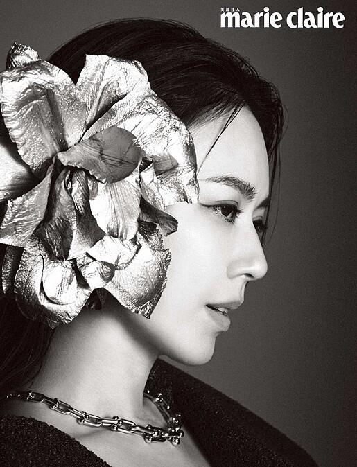 Tiffany HardWear 18K金鏈結設計項鍊,Tiffany & Co.;橄欖沙色毛呢連身洋裝,Ferragamo。