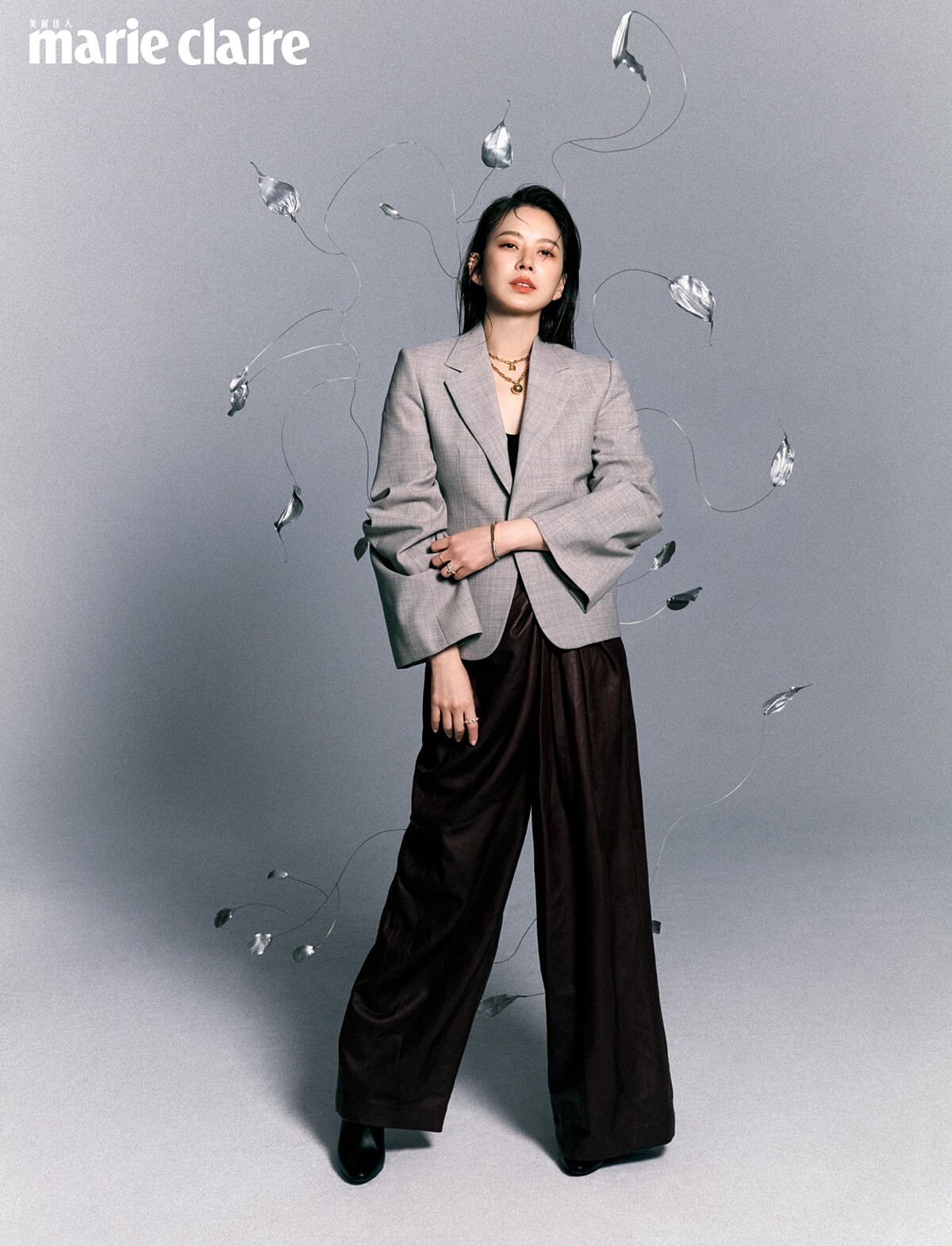 Tiffany T1 18K玫瑰金鑲鑽耳扣、Tiffany HardWear 18K金垂墜球形與鎖扣雙圈項鍊、Tiffany Lock 18K白金與黃金鑲鑽手環、Tiffany HardWear 18K金鏈結設計鑲鑽戒指、Tiffany T1 18K金寬版鋪鑲鑽石戒指、Tiffany Lock 18K金舖鑲鑽石戒指all by Tiffany & Co.；灰色西裝外套、黑色肩帶背心、咖啡色寬鬆皮褲，all by Loewe；黑色皮靴，Rene Caovilla。