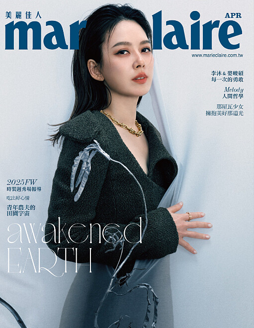 Tiffany HardWear 18K金鏈結設計項鍊、Tiffany HardWear 18K金鏈結設計鑲鑽戒指,both by Tiffany & Co.;橄欖沙色毛呢連身洋裝,Ferragamo。