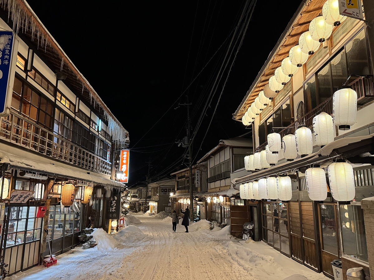 洞川溫泉海拔稍高，平均溫度略低，走在街上四處都是古色古香老旅館。