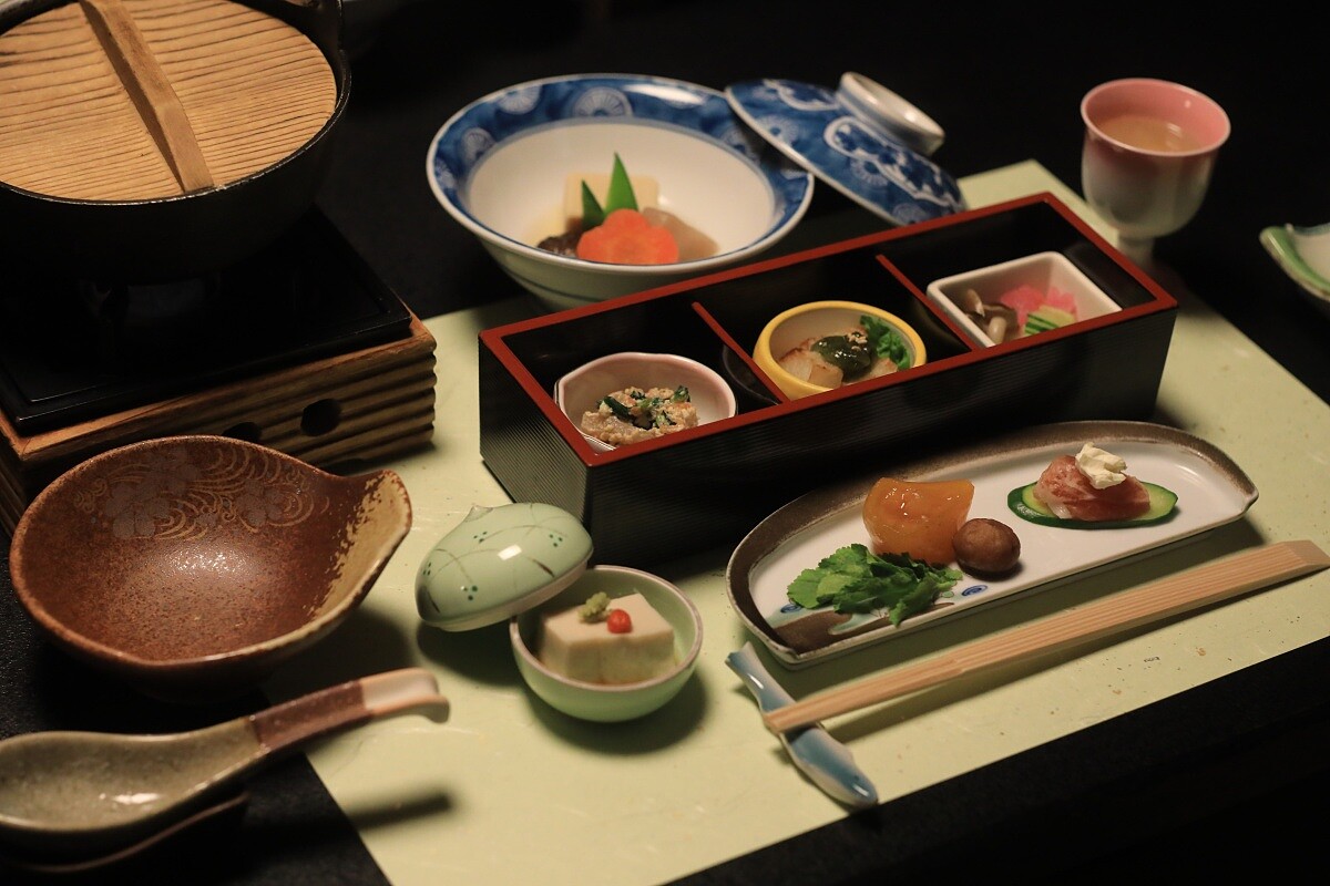 餐點以在地食材製作，選用清流山上川的河魚、春天有山野菜、秋天有蘑菇等時令食材，是在這裡才能吃得到的在地美味。