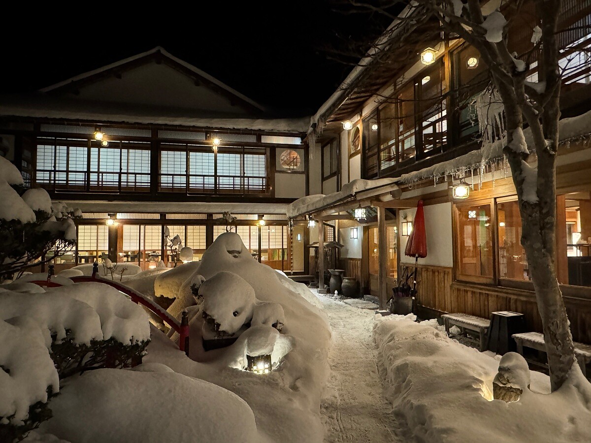 「光緣園 西清」擁有日式庭園與數寄屋風建築，遠眺則可見大峰山。
